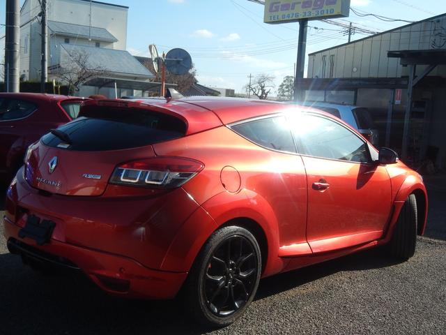 メガーヌ ルノー　スポール　２７３トロフィー２　限定車　アクラポヴィッチ製チタンマフラー　レザー＆アルカンタラコンビレカロＳ　６速ＭＴ　オートクルーズ　社外ドラレコ　純正オーディオ　純正１８ＡＷ（7枚目）