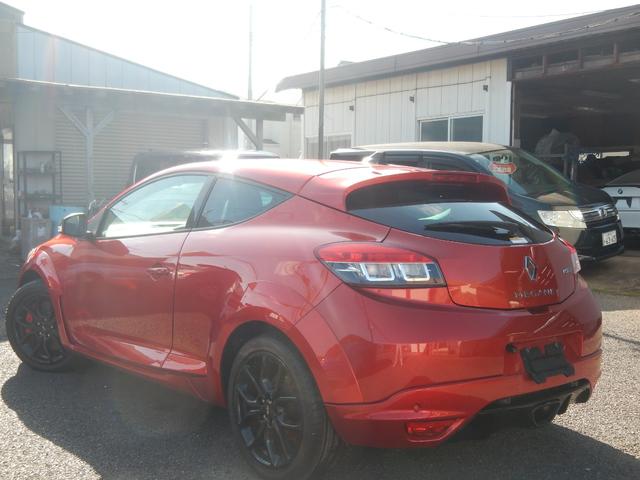 メガーヌ ルノー　スポール　２７３トロフィー２　限定車　アクラポヴィッチ製チタンマフラー　レザー＆アルカンタラコンビレカロＳ　６速ＭＴ　オートクルーズ　社外ドラレコ　純正オーディオ　純正１８ＡＷ（8枚目）