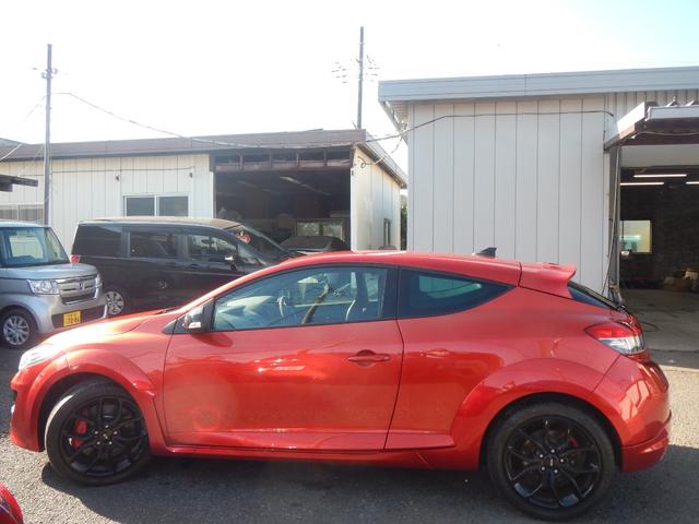 メガーヌ ルノー　スポール　２７３トロフィー２　限定車　アクラポヴィッチ製チタンマフラー　レザー＆アルカンタラコンビレカロＳ　６速ＭＴ　オートクルーズ　社外ドラレコ　純正オーディオ　純正１８ＡＷ（9枚目）