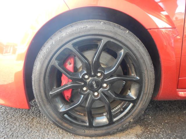 メガーヌ ルノー　スポール　２７３トロフィー２　限定車　アクラポヴィッチ製チタンマフラー　レザー＆アルカンタラコンビレカロＳ　６速ＭＴ　オートクルーズ　社外ドラレコ　純正オーディオ　純正１８ＡＷ（10枚目）