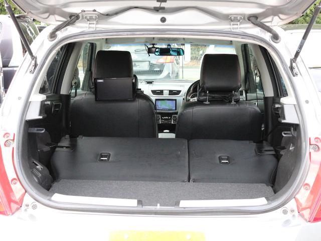 コンパクトでも意外と広々としたラゲッジスペース!2列目を倒していただければさらに広くなります!