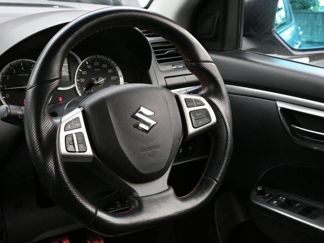 握り心地のよい社外革巻きステアリング!いつも触る部分ですので質感は良いほうが◎