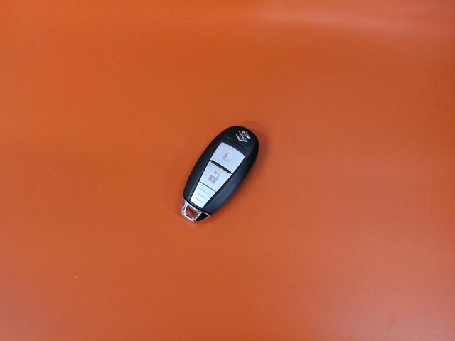 さらにスマートキーも装備されていてお車の高額装備のひとつです!!カバンの中から鍵を探す手間もなくすぐに開閉できます!両手が荷物で塞がっている時や雨のときなど便利ですね!