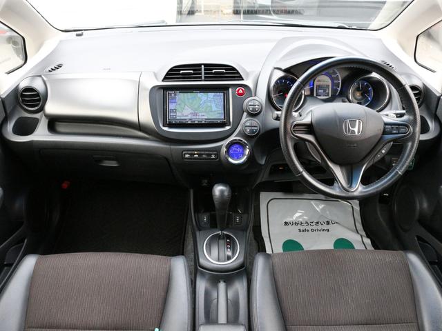 フィットハイブリッド ＸＨセレクション　ファインスタイル　ハーフレザーシート・Ｂｌｕｅｔｏｏｒｈ接続・フルセグ・シートヒーター・バックカメラ・クルーズコントロール・オートＡ／Ｃ・スマートキー・ＨＩＤヘッドライト・純正１５インチアルミ・パドルシフト・革巻きＨ（4枚目）