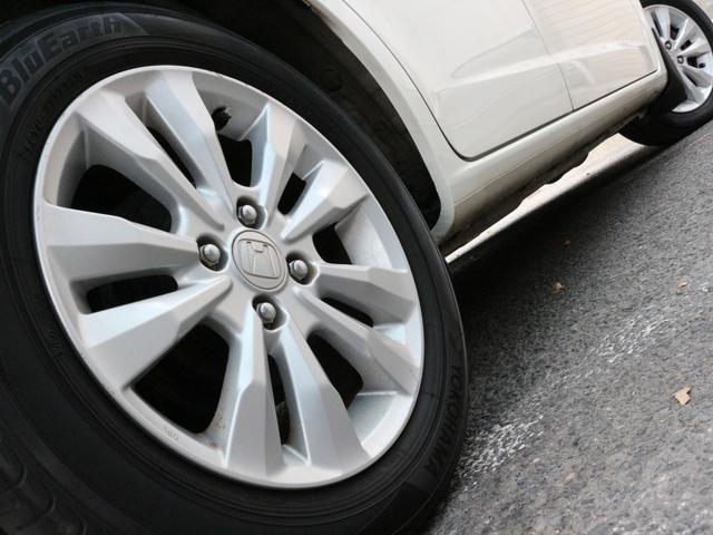 フィットハイブリッド ＸＨセレクション　ファインスタイル　ハーフレザーシート・Ｂｌｕｅｔｏｏｒｈ接続・フルセグ・シートヒーター・バックカメラ・クルーズコントロール・オートＡ／Ｃ・スマートキー・ＨＩＤヘッドライト・純正１５インチアルミ・パドルシフト・革巻きＨ（19枚目）