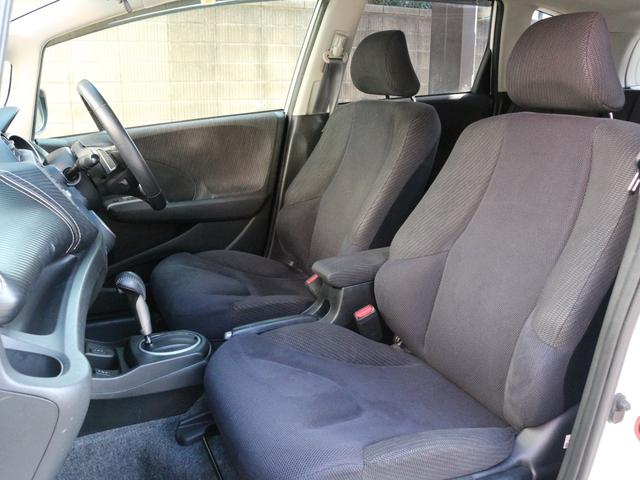 フィットハイブリッド ナビプレミアムセレクション　スカイルーフ・シートヒーター・Ｂｌｕｅｔｏｏｔｈ接続・バックカメラ・クルーズコントロール・コンフォートビューＰＫＧ・ＨＤＤナビ・ワンセグ・ＣＤ／ＤＶＤ再生・ＥＴＣ・ＨＩＤヘッドライト・パドルシフト（10枚目）