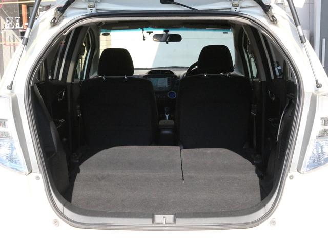 フィットハイブリッド ナビプレミアムセレクション　スカイルーフ・シートヒーター・Ｂｌｕｅｔｏｏｔｈ接続・バックカメラ・クルーズコントロール・コンフォートビューＰＫＧ・ＨＤＤナビ・ワンセグ・ＣＤ／ＤＶＤ再生・ＥＴＣ・ＨＩＤヘッドライト・パドルシフト（12枚目）