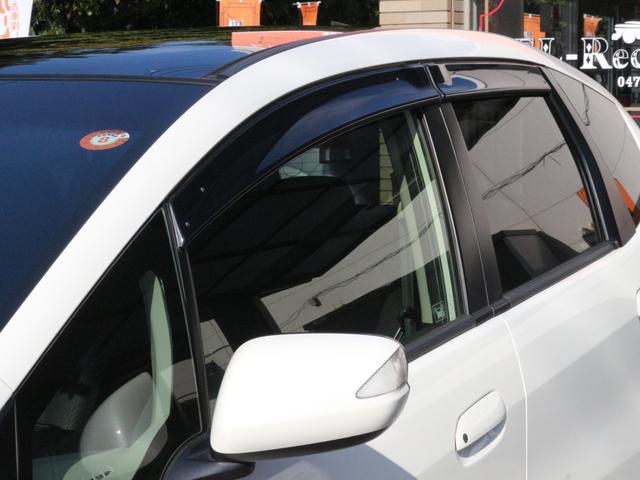 フィットハイブリッド ナビプレミアムセレクション　スカイルーフ・シートヒーター・Ｂｌｕｅｔｏｏｔｈ接続・バックカメラ・クルーズコントロール・コンフォートビューＰＫＧ・ＨＤＤナビ・ワンセグ・ＣＤ／ＤＶＤ再生・ＥＴＣ・ＨＩＤヘッドライト・パドルシフト（21枚目）