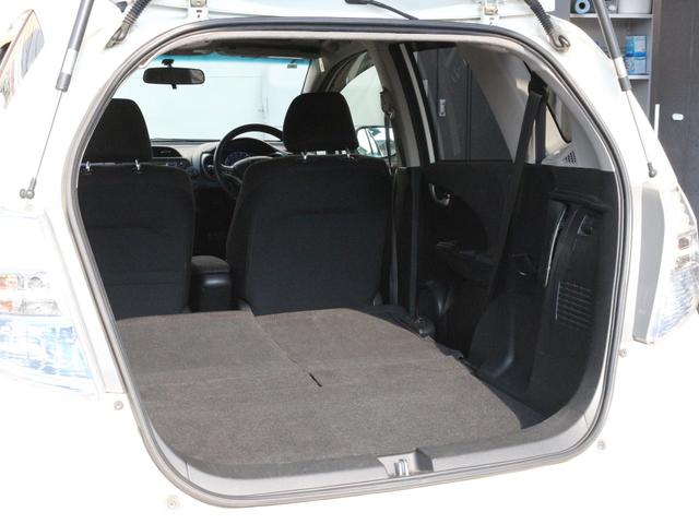 フィットハイブリッド ナビプレミアムセレクション　スカイルーフ・シートヒーター・Ｂｌｕｅｔｏｏｔｈ接続・バックカメラ・クルーズコントロール・コンフォートビューＰＫＧ・ＨＤＤナビ・ワンセグ・ＣＤ／ＤＶＤ再生・ＥＴＣ・ＨＩＤヘッドライト・パドルシフト（28枚目）