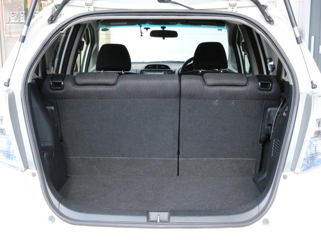 フィットハイブリッド ナビプレミアムセレクション　スカイルーフ・シートヒーター・Ｂｌｕｅｔｏｏｔｈ接続・バックカメラ・クルーズコントロール・コンフォートビューＰＫＧ・ＨＤＤナビ・ワンセグ・ＣＤ／ＤＶＤ再生・ＥＴＣ・ＨＩＤヘッドライト・パドルシフト（29枚目）