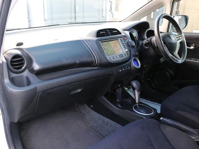 フィットハイブリッド ナビプレミアムセレクション　スカイルーフ・シートヒーター・Ｂｌｕｅｔｏｏｔｈ接続・バックカメラ・クルーズコントロール・コンフォートビューＰＫＧ・ＨＤＤナビ・ワンセグ・ＣＤ／ＤＶＤ再生・ＥＴＣ・ＨＩＤヘッドライト・パドルシフト（32枚目）