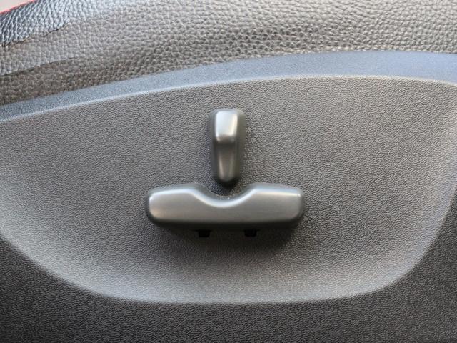 前席にパワーシートが付いていますので無段階でお好みのポジションにセットできます。細かく自分仕様のシートポジションへ設定してください☆