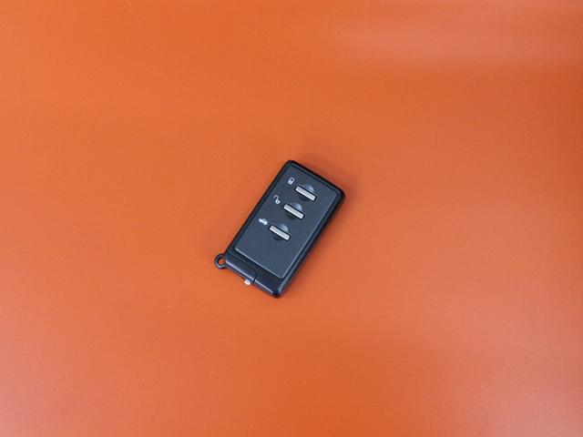 さらにスマートキーも装備されていてお車の高額装備のひとつです！！カバンの中から鍵を探す手間もなくすぐに開閉できます！両手が荷物で塞がっている時や雨のときなど便利ですね！