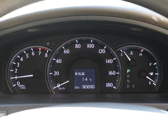 クラウン ロイヤルサルーン　スペシャルパッケージ　クルーズコントロール・スマートキー・ＨＩＤヘッドライト・純正１６インチアルミ・ドアバイザー・オートＡ／Ｃ・プッシュスタート・トランクイージークローザー（21枚目）