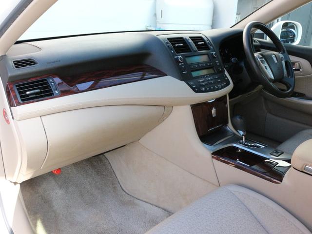 クラウン ロイヤルサルーン　スペシャルパッケージ　クルーズコントロール・スマートキー・ＨＩＤヘッドライト・純正１６インチアルミ・ドアバイザー・オートＡ／Ｃ・プッシュスタート・トランクイージークローザー（30枚目）