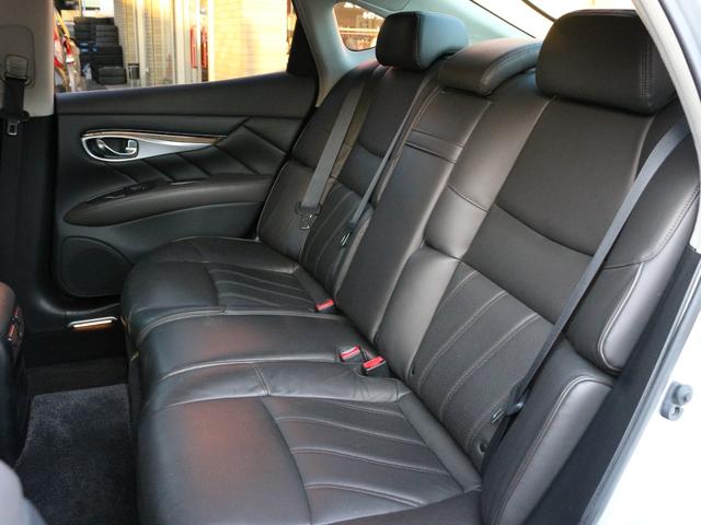 フーガ ３７０ＶＩＰ　全席電動本革シート・サイド＆バックカメラ・Ｂｌｕｅｔｏｏｔｈ接続・全席シートヒーター・エアシート・スマートキー・ＥＴＣ・追従クルーズコントロール・ドライブレコーダー・インテリキー・オートＡ／Ｃ・ＨＩＤ（12枚目）