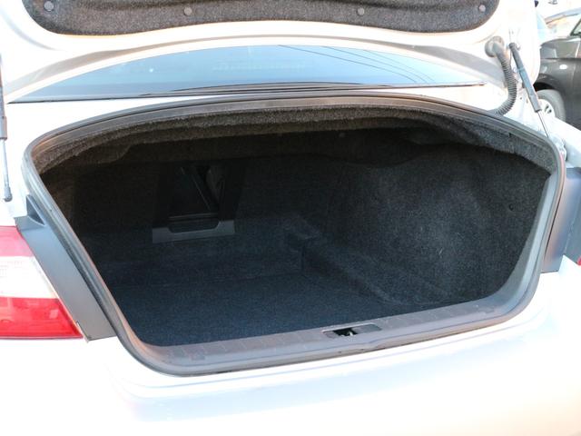 フーガ ３７０ＶＩＰ　全席電動本革シート・サイド＆バックカメラ・Ｂｌｕｅｔｏｏｔｈ接続・全席シートヒーター・エアシート・スマートキー・ＥＴＣ・追従クルーズコントロール・ドライブレコーダー・インテリキー・オートＡ／Ｃ・ＨＩＤ（32枚目）