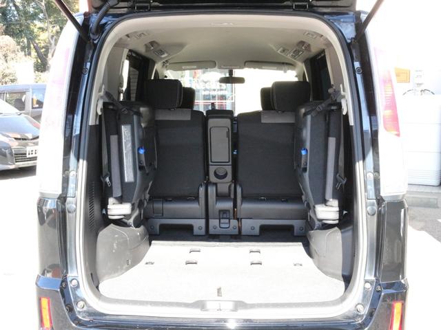 セレナ ライダー　ブラックライン　専用エアロ／シート／マフラー・両側電動スライドドア・Ｂｌｕｅｔｏｏｔｈ接続・バックカメラ・クルーズコントロール・インテリキー・オートＡ／Ｃ・ＨＩＤヘッドライト・車高調・ＲＡＹＳ製１８インチアルミ（11枚目）