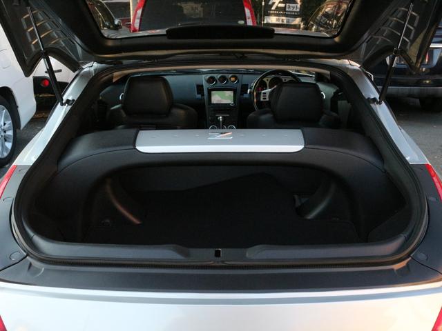 フェアレディＺ バージョンＴ　電動本革シート・バックカメラ・ＥＴＣ・キーレス・シートヒーター・純正三連メーター・ドライブレコーダー・ＢＯＳＥサウンド・ＨＩＤヘッドライト・社外１９インチアルミ・革巻きステアリング・オートＡ／Ｃ（12枚目）