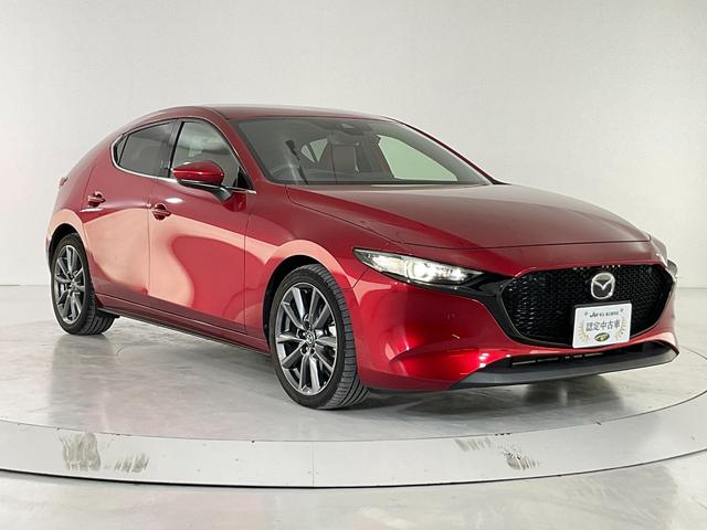 ＭＡＺＤＡ３ファストバック ２０Ｓバーガンディ　セレクション　４ＷＤ／３６０度セーフティＰＫＧ／衝突軽減ブレーキ／ＡＴ誤発進抑制／全車速追従レーダークルコン／車線逸脱警報システム／クルージングトラフィックサポート／ＢＳＭ／専用赤革／８．８型マツコネ／ＥＴＣ（4枚目）