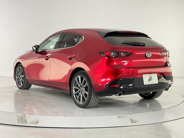 ＭＡＺＤＡ３ファストバック ２０Ｓバーガンディ　セレクション　４ＷＤ／３６０度セーフティＰＫＧ／衝突軽減ブレーキ／ＡＴ誤発進抑制／全車速追従レーダークルコン／車線逸脱警報システム／クルージングトラフィックサポート／ＢＳＭ／専用赤革／８．８型マツコネ／ＥＴＣ（8枚目）