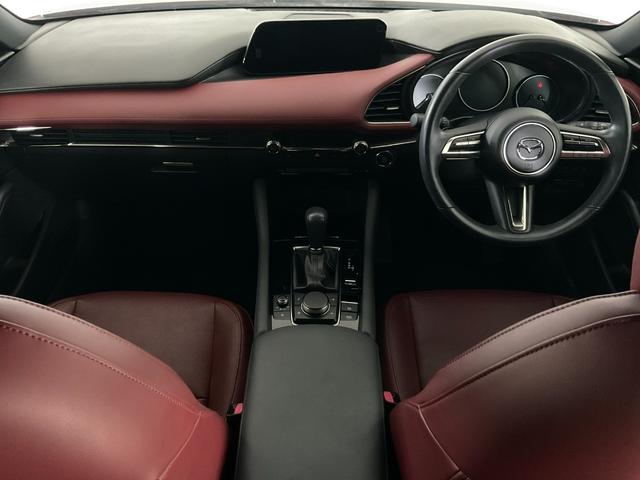 ＭＡＺＤＡ３ファストバック ２０Ｓバーガンディ　セレクション　４ＷＤ／３６０度セーフティＰＫＧ／衝突軽減ブレーキ／ＡＴ誤発進抑制／全車速追従レーダークルコン／車線逸脱警報システム／クルージングトラフィックサポート／ＢＳＭ／専用赤革／８．８型マツコネ／ＥＴＣ（10枚目）
