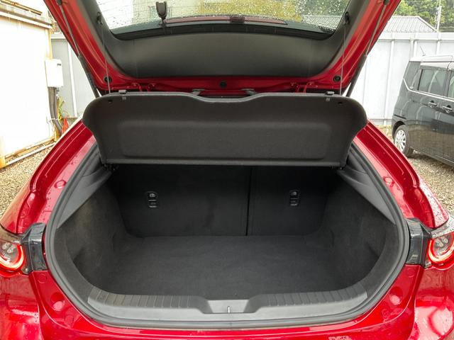 ＭＡＺＤＡ３ファストバック ２０Ｓバーガンディ　セレクション　４ＷＤ／３６０度セーフティＰＫＧ／衝突軽減ブレーキ／ＡＴ誤発進抑制／全車速追従レーダークルコン／車線逸脱警報システム／クルージングトラフィックサポート／ＢＳＭ／専用赤革／８．８型マツコネ／ＥＴＣ（12枚目）