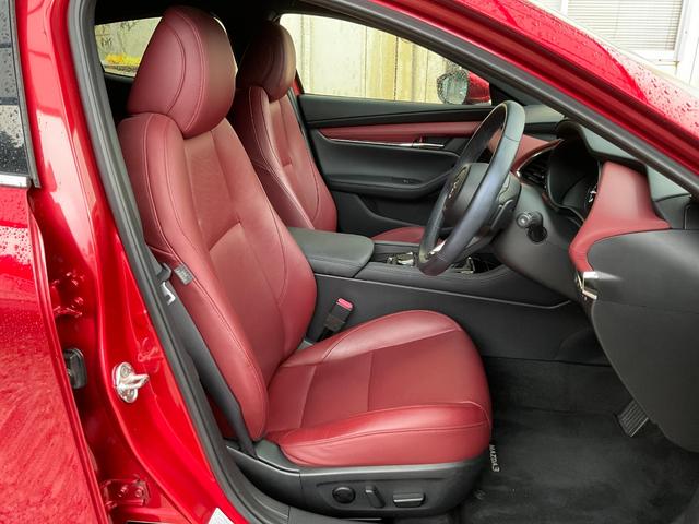ＭＡＺＤＡ３ファストバック ２０Ｓバーガンディ　セレクション　４ＷＤ／３６０度セーフティＰＫＧ／衝突軽減ブレーキ／ＡＴ誤発進抑制／全車速追従レーダークルコン／車線逸脱警報システム／クルージングトラフィックサポート／ＢＳＭ／専用赤革／８．８型マツコネ／ＥＴＣ（23枚目）
