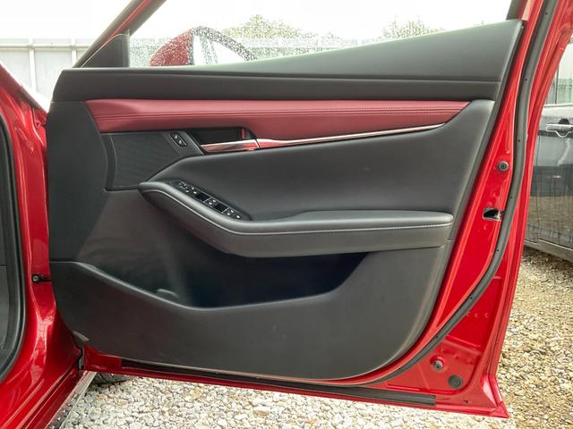ＭＡＺＤＡ３ファストバック ２０Ｓバーガンディ　セレクション　４ＷＤ／３６０度セーフティＰＫＧ／衝突軽減ブレーキ／ＡＴ誤発進抑制／全車速追従レーダークルコン／車線逸脱警報システム／クルージングトラフィックサポート／ＢＳＭ／専用赤革／８．８型マツコネ／ＥＴＣ（54枚目）
