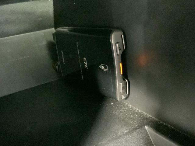 ロードスター ＲＳ　オープンカー　ＥＴＣ　ＨＩＤ　ＭＴ　スマートキー　シートヒーター　アルミホイール　盗難防止システム　衝突安全ボディ　ＡＢＳ　ＣＤ　ミュージックプレイヤー接続可　エアコン　パワーステアリング（4枚目）