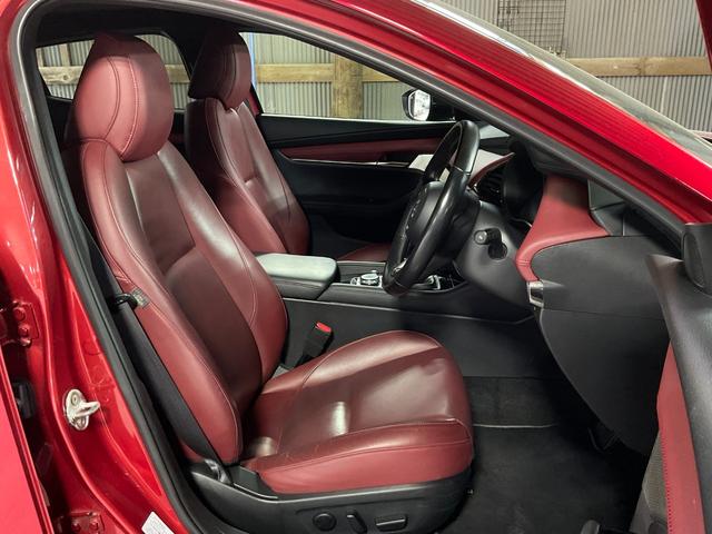 ＭＡＺＤＡ３ファストバック Ｘバーガンディ　セレクション　ＥＴＣ　全周囲カメラ　クリアランスソナー　オートクルーズコントロール　衝突被害軽減システム　アルミホイール　オートマチックハイビーム　オートライト　ＬＥＤヘッドランプ　サンルーフ　パワーシート（51枚目）