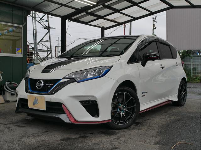 ノート e-パワーニスモ S ブラックリミテッド 最終型/エンジン出力83PS/インテリジェントアラビュー・エマブレ・クルコン/車線逸脱警報/踏間違い衝突防止/ブラックデカール/LEDヘッド/ハイビームアシスト/純正ナビ/ETC※社外マフラー・AW(2枚目)