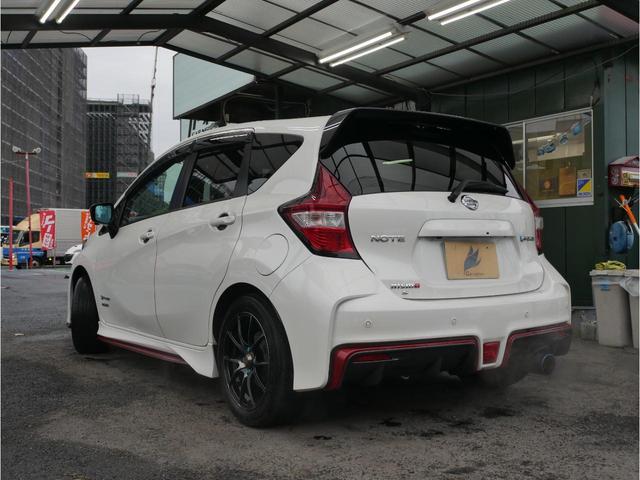 ノート e-パワーニスモ S ブラックリミテッド 最終型/エンジン出力83PS/インテリジェントアラビュー・エマブレ・クルコン/車線逸脱警報/踏間違い衝突防止/ブラックデカール/LEDヘッド/ハイビームアシスト/純正ナビ/ETC※社外マフラー・AW(3枚目)