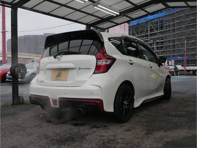 ノート e-パワーニスモ S ブラックリミテッド 最終型/エンジン出力83PS/インテリジェントアラビュー・エマブレ・クルコン/車線逸脱警報/踏間違い衝突防止/ブラックデカール/LEDヘッド/ハイビームアシスト/純正ナビ/ETC※社外マフラー・AW(4枚目)