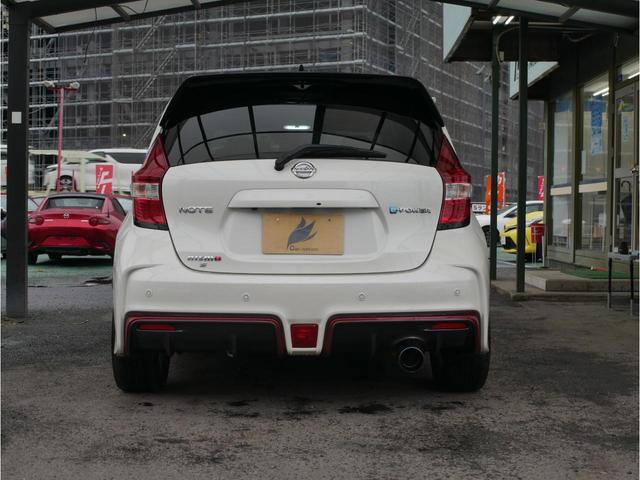 ノート e-パワーニスモ S ブラックリミテッド 最終型/エンジン出力83PS/インテリジェントアラビュー・エマブレ・クルコン/車線逸脱警報/踏間違い衝突防止/ブラックデカール/LEDヘッド/ハイビームアシスト/純正ナビ/ETC※社外マフラー・AW(6枚目)