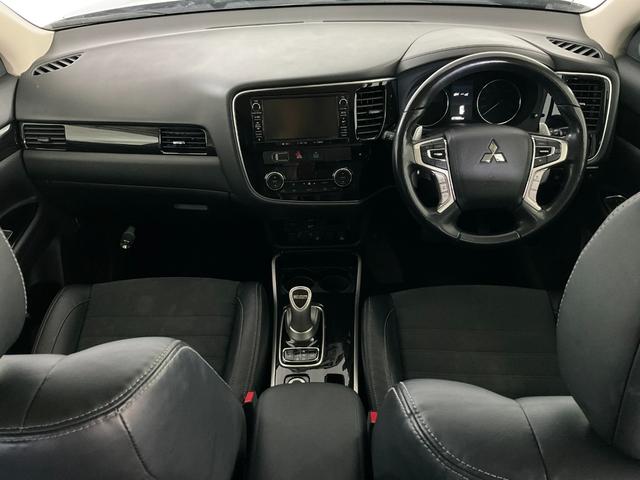 アウトランダーＰＨＥＶ Ｇナビパッケージ　４ＷＤ　ＥＴＣ　全周囲カメラ　オートクルーズコントロール　レーンアシスト　パワーシート　衝突被害軽減システム　ＴＶ　オートマチックハイビーム　オートライト　ＬＥＤヘッドランプ　電動リアゲート（13枚目）