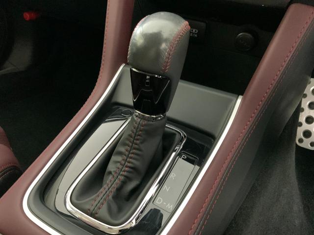 必ず使用するシフトレバー。確りと確認したいですね。