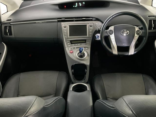 プリウス Ｇツーリングセレクションレザーパッケージ　黒革／衝突軽減／追従クルコン／パーキングアシスト／ＬＥＤヘッドランプ／ヘッドランプウォッシャー／運転席パワーシート／前席シートヒーター／純正ＨＤＤナビ（ＣＤ・ＤＶＤ・地デジ・ＢＴ）／ＥＴＣ／Ｂカメラ（3枚目）