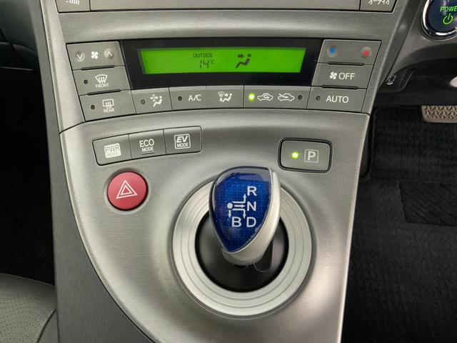 プリウス Ｇツーリングセレクションレザーパッケージ　黒革／衝突軽減／追従クルコン／パーキングアシスト／ＬＥＤヘッドランプ／ヘッドランプウォッシャー／運転席パワーシート／前席シートヒーター／純正ＨＤＤナビ（ＣＤ・ＤＶＤ・地デジ・ＢＴ）／ＥＴＣ／Ｂカメラ（18枚目）