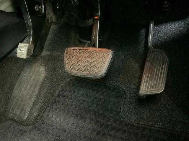 プリウス Ｇツーリングセレクションレザーパッケージ　黒革／衝突軽減／追従クルコン／パーキングアシスト／ＬＥＤヘッドランプ／ヘッドランプウォッシャー／運転席パワーシート／前席シートヒーター／純正ＨＤＤナビ（ＣＤ・ＤＶＤ・地デジ・ＢＴ）／ＥＴＣ／Ｂカメラ（25枚目）