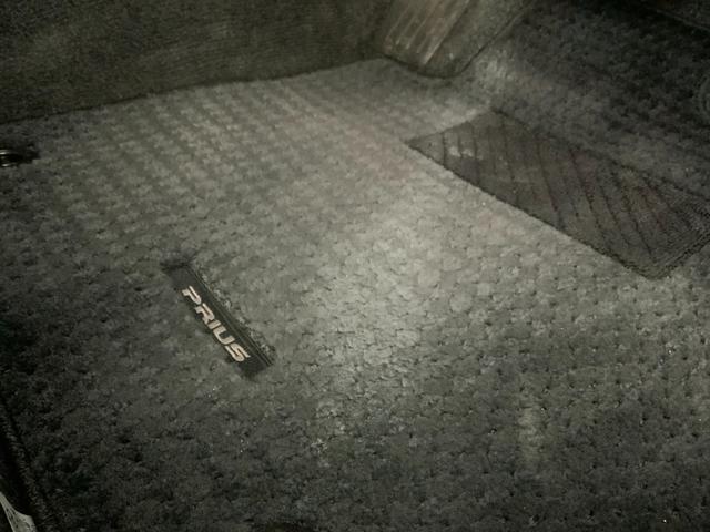 プリウス Ｇツーリングセレクションレザーパッケージ　黒革／衝突軽減／追従クルコン／パーキングアシスト／ＬＥＤヘッドランプ／ヘッドランプウォッシャー／運転席パワーシート／前席シートヒーター／純正ＨＤＤナビ（ＣＤ・ＤＶＤ・地デジ・ＢＴ）／ＥＴＣ／Ｂカメラ（60枚目）