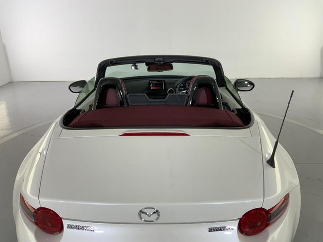 ロードスター １．５　Ｓ　１００周年記念車　ｉ－ｓｔｏｐ／ｉ－ＥＬＯＯＰ／セーフティＰＫＧ（クルコン／アダプティブＬＥＤヘッド）／ＢＳＭ／車線逸脱警報／前後衝突軽減ブレーキ／ＡＴ誤発進抑制／専用レッドナッパ革シート／マツコネ／ＥＴＣ／ドラレコ（30枚目）