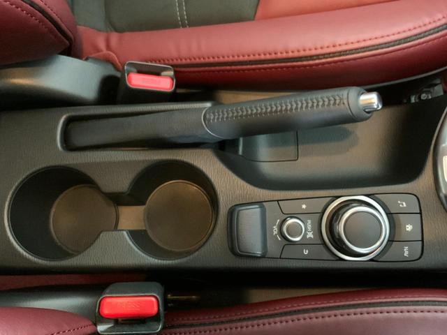 ＭＡＺＤＡ２ １５Ｓ　１００周年特別記念車　ワンオーナー／３６０度ビュー／Ｐセンサー／ＢＳＭ／車線逸脱警報／前後衝突軽減ブレーキ／ＡＴ誤発進抑制制御／レーダークルコン／ＬＫＡ／ＬＥＤヘッド／赤革シート／シートヒーター／マツコネナビ／ＥＴＣ（22枚目）
