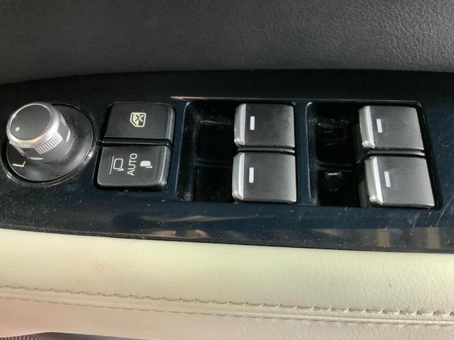 パワーウィンドウのスイッチですよ。運転席に居ながら窓を開け閉めのコントロールできますよ。