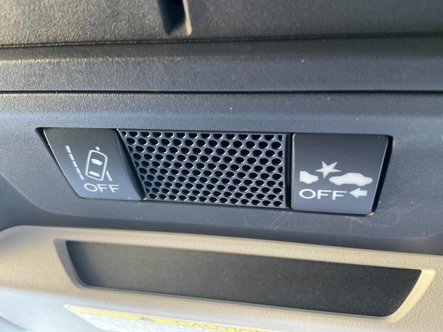 【レーンアシスト】走行中にカメラで車線を認識し、車線を逸脱しそうなときに警報を発したり、さらに進んでステアリング補正を行ったりする機能。