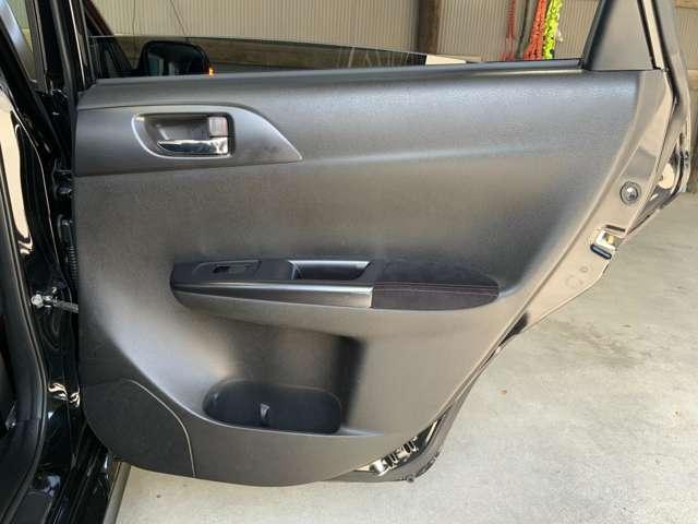 インプレッサ ＷＲＸ　ＳＴＩ　Ａライン　タイプＳ　４ＷＤ／自社ユーザー買取車／ＨＩＤヘッドライト／Ｆフォグ／ＢＢＳ製１８インチＡＷ／アルカンターラ・革コンビバケットシート／クルコン／ＤＯＰストラーダＨＤＤナビ／ＥＴＣ／ドラレコ※社外マフラー（ＨＫＳ）（29枚目）