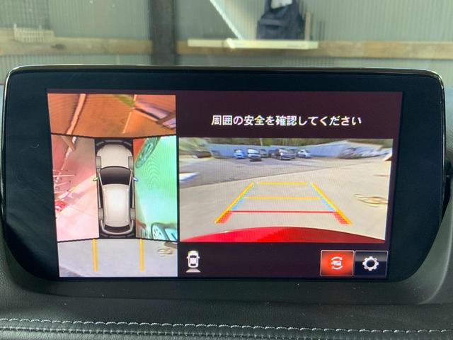 【全方位型モニター】クルマを上空から見下ろしているかのように、直感的に周囲の状況を把握できる全方位型モニター。狭い場所での駐車でも周囲が映像で確認できます。