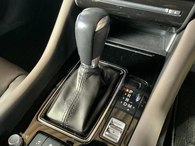 必ず使用するシフトレバー。確りと確認したいですね。