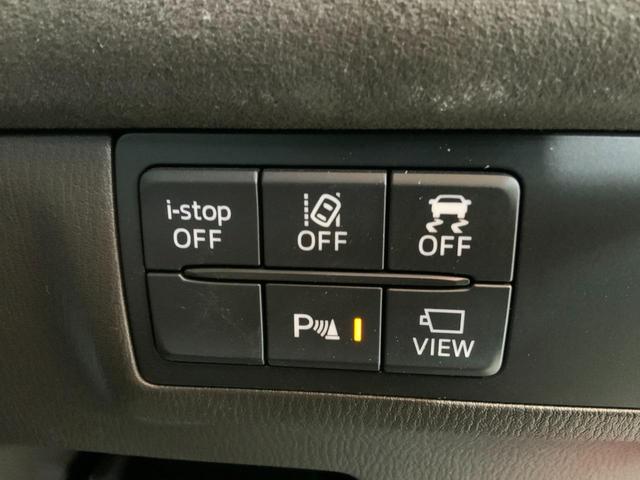 【レーンアシスト】走行中にカメラで車線を認識し、車線を逸脱しそうなときに警報を発したり、さらに進んでステアリング補正を行ったりする機能。