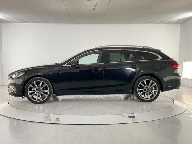 当店では仕入れた車両を撮影スタジオ完備の商品管理センターにて室内クリーニングや外装の磨き施工等、徹底した商品車仕上げを行っております。